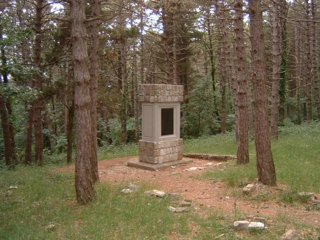 Monumento commemorativo immerso nella natura, in memoria della Battaglia della Fonte dei Seppi.