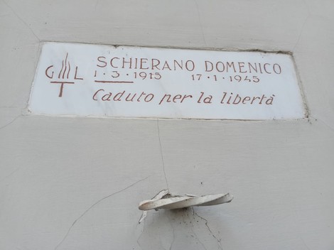 Lapide commemorativa in onore di Schierano Domenico, caduto per la libertà, con date significative.