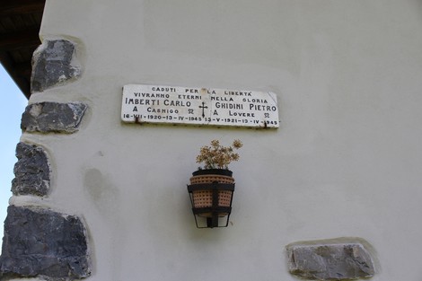 Lapide commemorativa dedicata a Imberti Carlo e Ghidini Pietro, con decorazione floreale.
