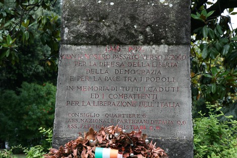 Cippo commemorativo dedicato ai caduti per la Liberazione e la libertà in Italia, con testi di omaggio e ricordo.