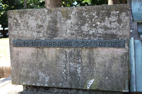 Monumento dedicato alla Resistenza antifascista, con un design semplice e significativo.