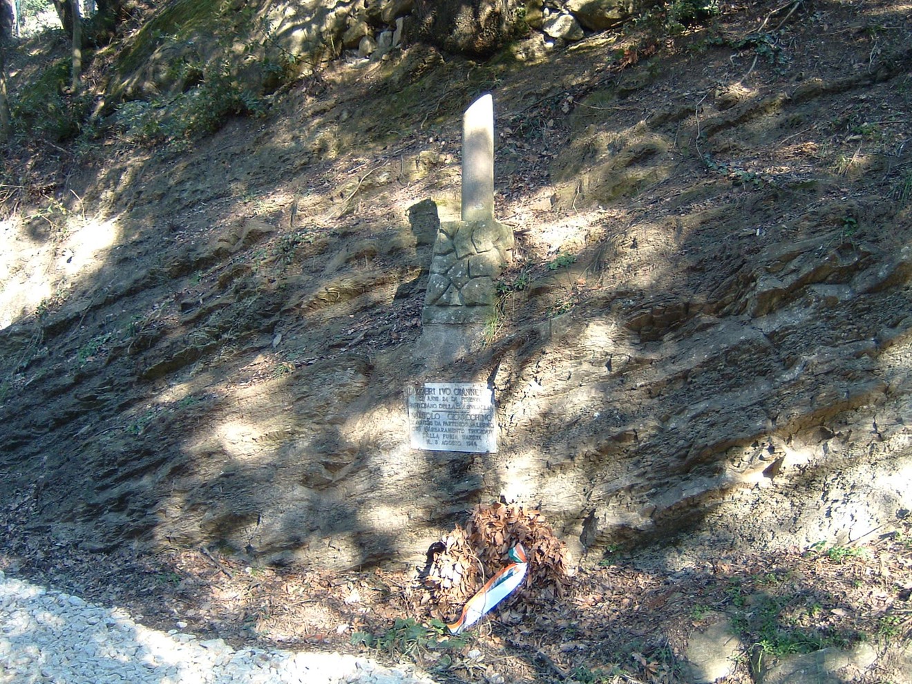 Cippo commemorativo delle Colonie di San Giorgio, immerso nella natura, rievoca la storia locale.
