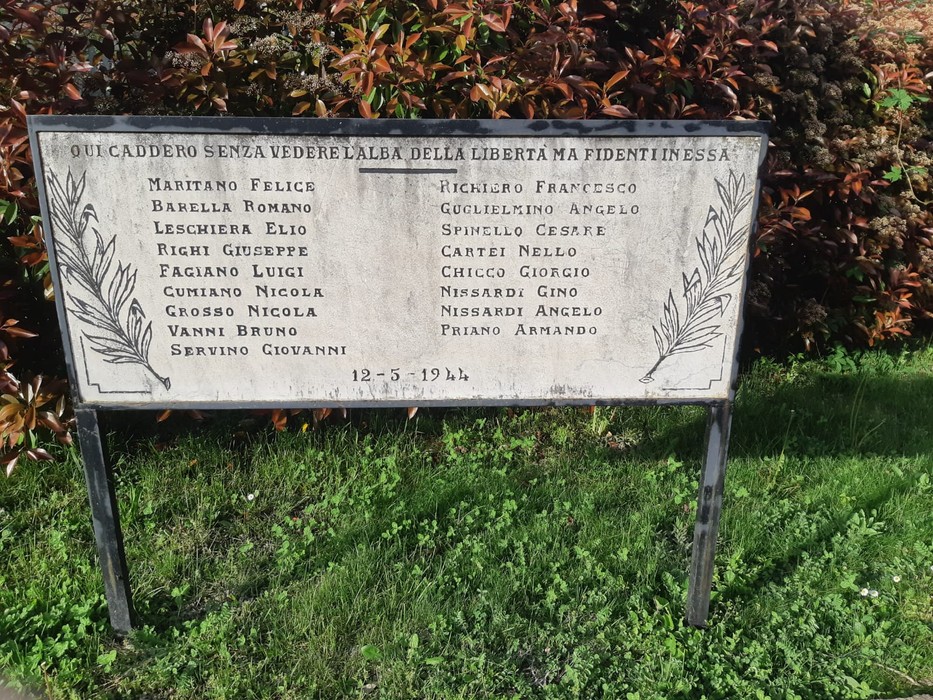 Monumento ai partigiani fucilati, in memoria dei caduti per la libertà. Opere di riconoscimento e rispetto.