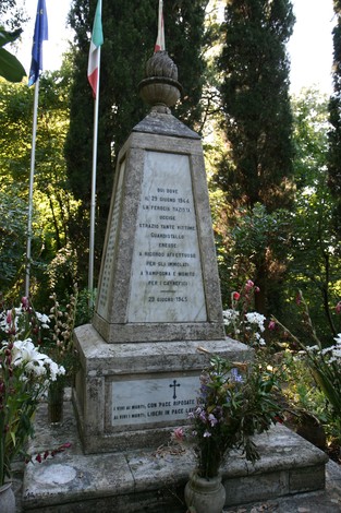 Monumento dedicato alle vittime dell'eccidio di Guardistallo e Montescudaio, un memoriale di memoria storica.