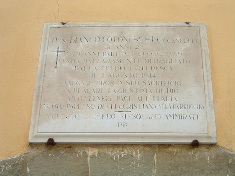 Lapide commemorativa dedicata a Don Bianco Cotoni, situata a Pulicciano, risalente al 1944.