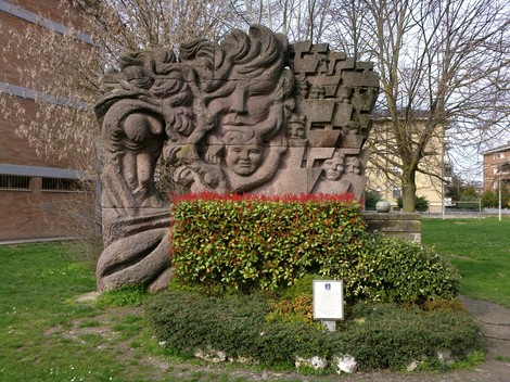 Monumento alla Lotta di Liberazione, scultura che celebra la resistenza e i valori di libertà.