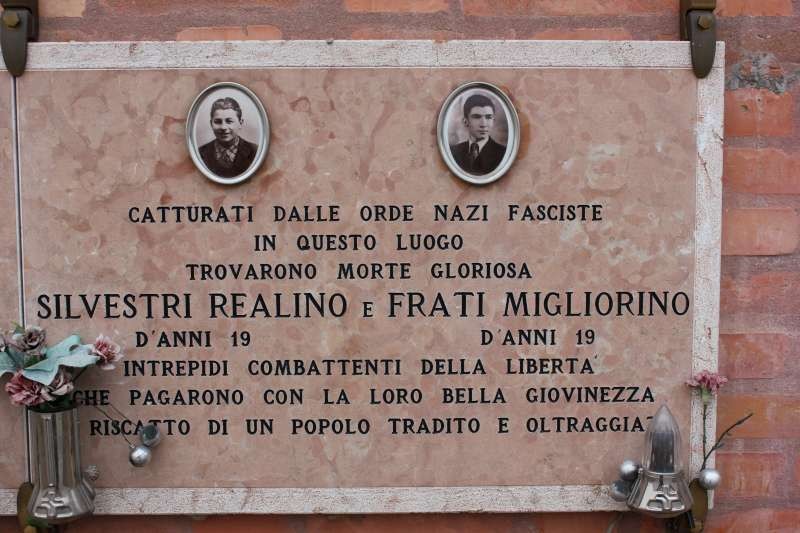 Lapidi commemorative di Silvestri Reanlino e Frati Migliorino, testimonianza di una storia di resistenza e libertà.
