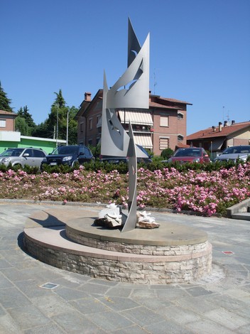 Monumento ai Caduti di Puianello, simbolo di memoria e tributo ai caduti, immerso in un bel giardino fiorito.