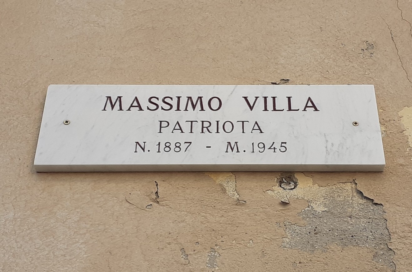Lapide commemorativa dedicata a Massimo Villa, patriota, con date di nascita e morte.