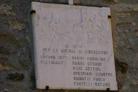 Lapide commemorativa ai caduti della Resistenza, in omaggio ai partigiani e alla lotta per la libertà.