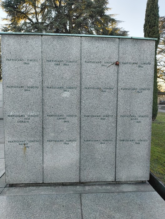 Monumento di marmo con iscrizioni commemorative, dedicato ai caduti, nel "Campo della Gloria".