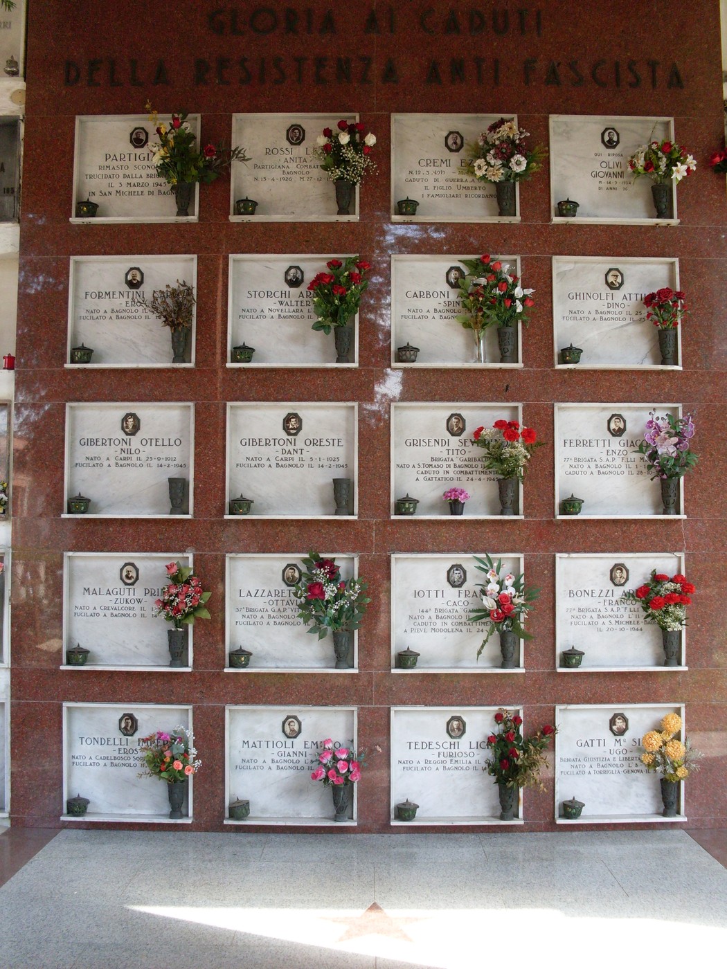 Sacrario dei partigiani: monumento commemorativo ai caduti della Resistenza contro il fascismo, adornato di fiori.