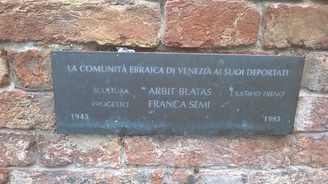 Lastra commemorativa dedicata alla comunità ebraica di Venezia, con riferimento alla scultura "L'ultimo treno".