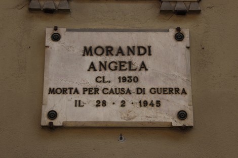 Lapide commemorativa dedicata a Angela Morandi, morta nella Seconda Guerra Mondiale nel 1945.