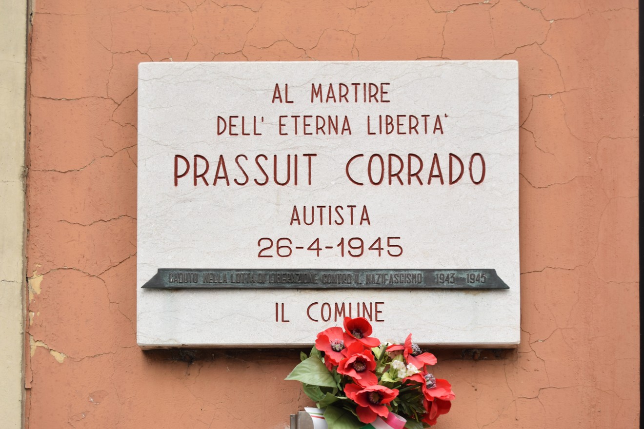 Lapide commemorativa in memoria di Corrado Prassuit, martire per la libertà, datata 26 aprile 1945.