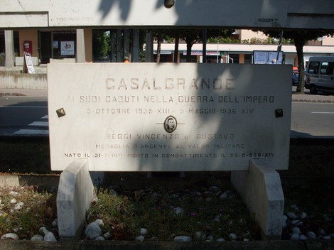 Monumento ai caduti per la libertà, in memoria dei soldati di Casalgrande, 1935-1936.