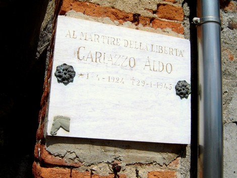 Lapide commemorativa ad Aldo Gariazzo, martire della libertà, situata in un contesto storico significativo.