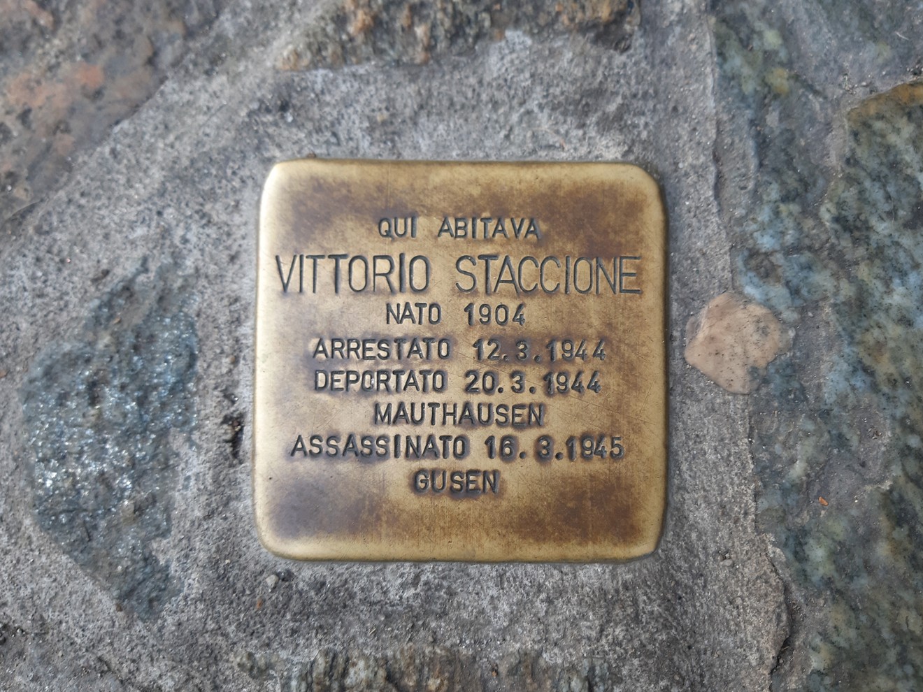 Pietra d'inciampo commemorativa di Vittorio Staccione, con informazioni sulla sua vita e persecuzione.