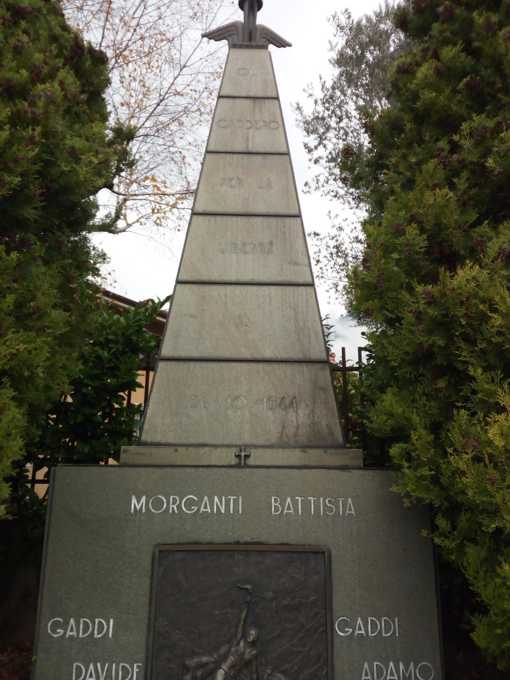 Monumento commemorativo dedicato a Morganti e ai Gaddi, caratterizzato da una struttura piramidale.