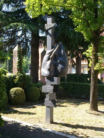 Monumento della Resistenza di Montecavolo, scultura evocativa immersa nel verde, simbolo di memoria e lotta.