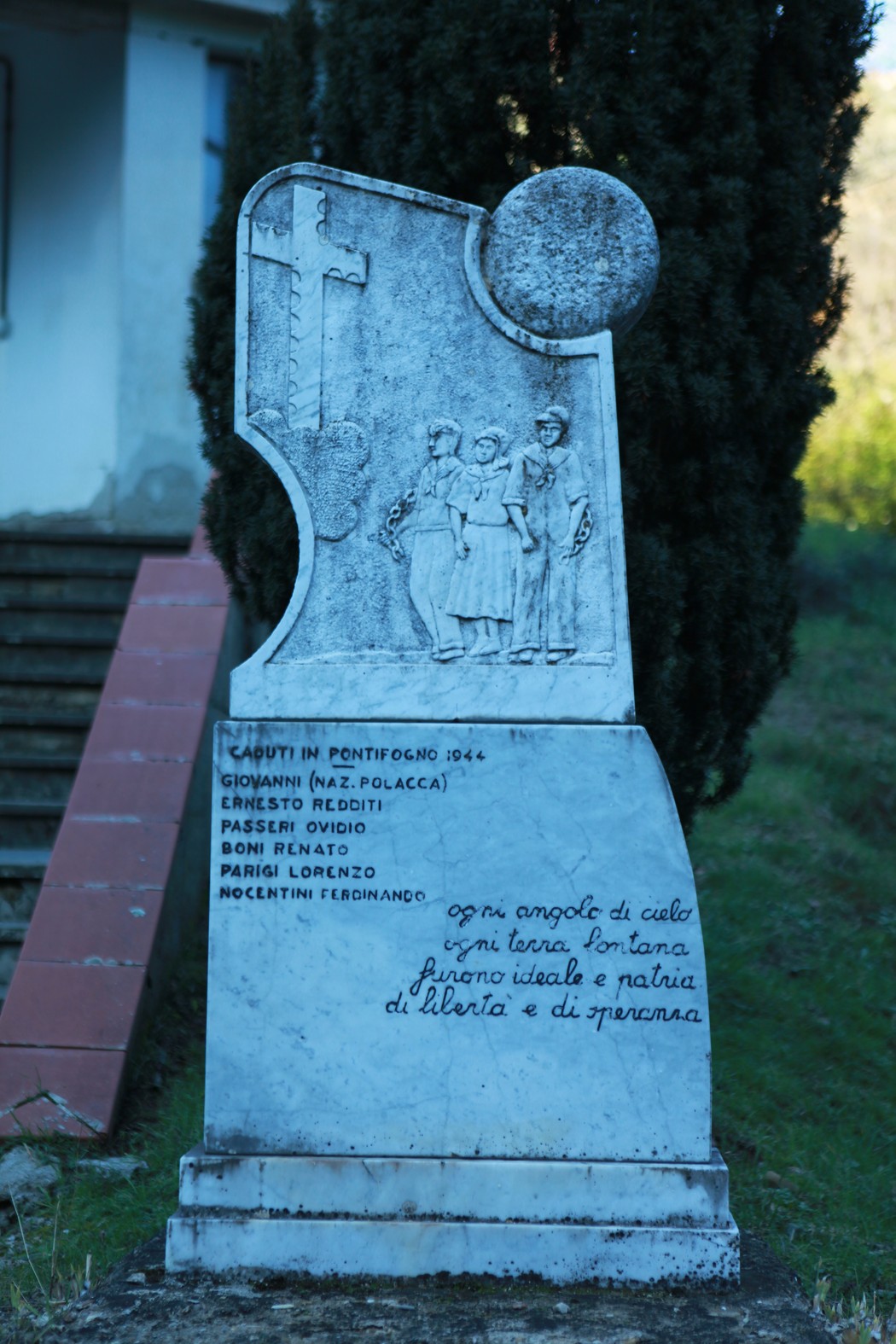 Monumento ai caduti di Pontifogno, in memoria dei soldati che hanno sacrificato la vita per la libertà.