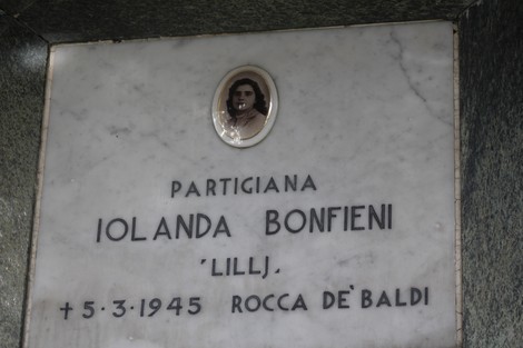 Lapide commemorativa di Iolanda Bonfieni, partigiana, nel Sacrario dei caduti per la Liberazione.
