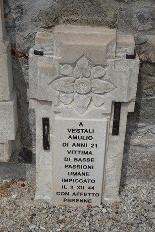 Sepolcro delle Vestali, onore a Amulio, giovane vittima di passioni umane, sepolto con affetto nel 1944.