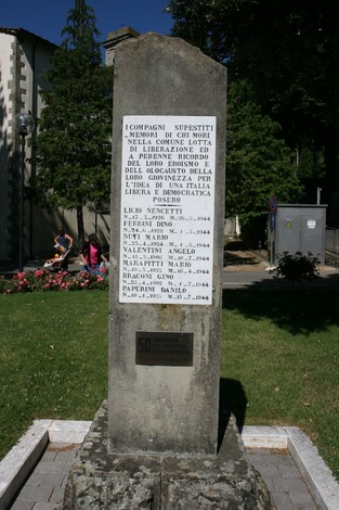 Cippo commemorativo dedicato ai caduti in guerra, onora il ricordo dei sacrifici per la libertà e la democrazia.