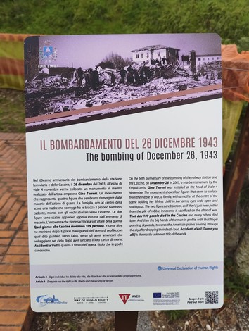 Monumento commemorativo del bombardamento delle Cascine, con pannello informativo sul tragico evento del 1943.