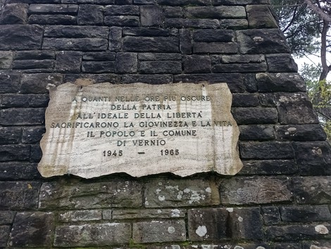 Monumento alla Resistenza: ricordo del sacrificio per la libertà e la gioventù. Vernio, 1945-1965.