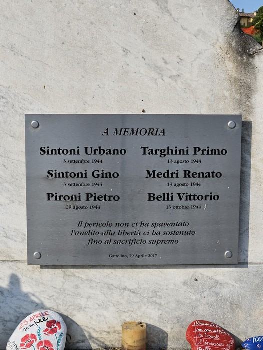 Cippo commemorativo ai Caduti per la Libertà di Gattolino, con nomi e date di chi ha sacrificato la vita.