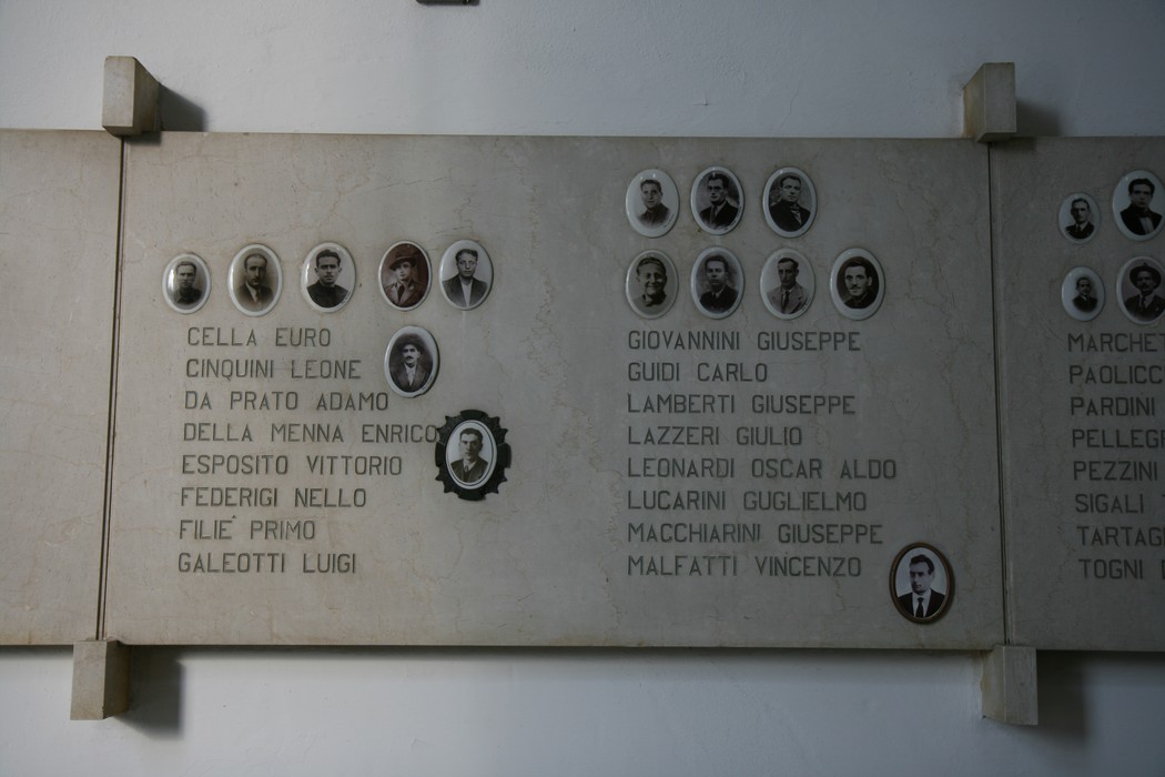 Monumento ai martiri di San Terenzo, commemorazione di coloro che hanno sacrificato la vita per la libertà.