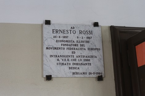 Lapide commemorativa a Ernesto Rossi, economista e fondatore del movimento federalista europeo, con dedica.