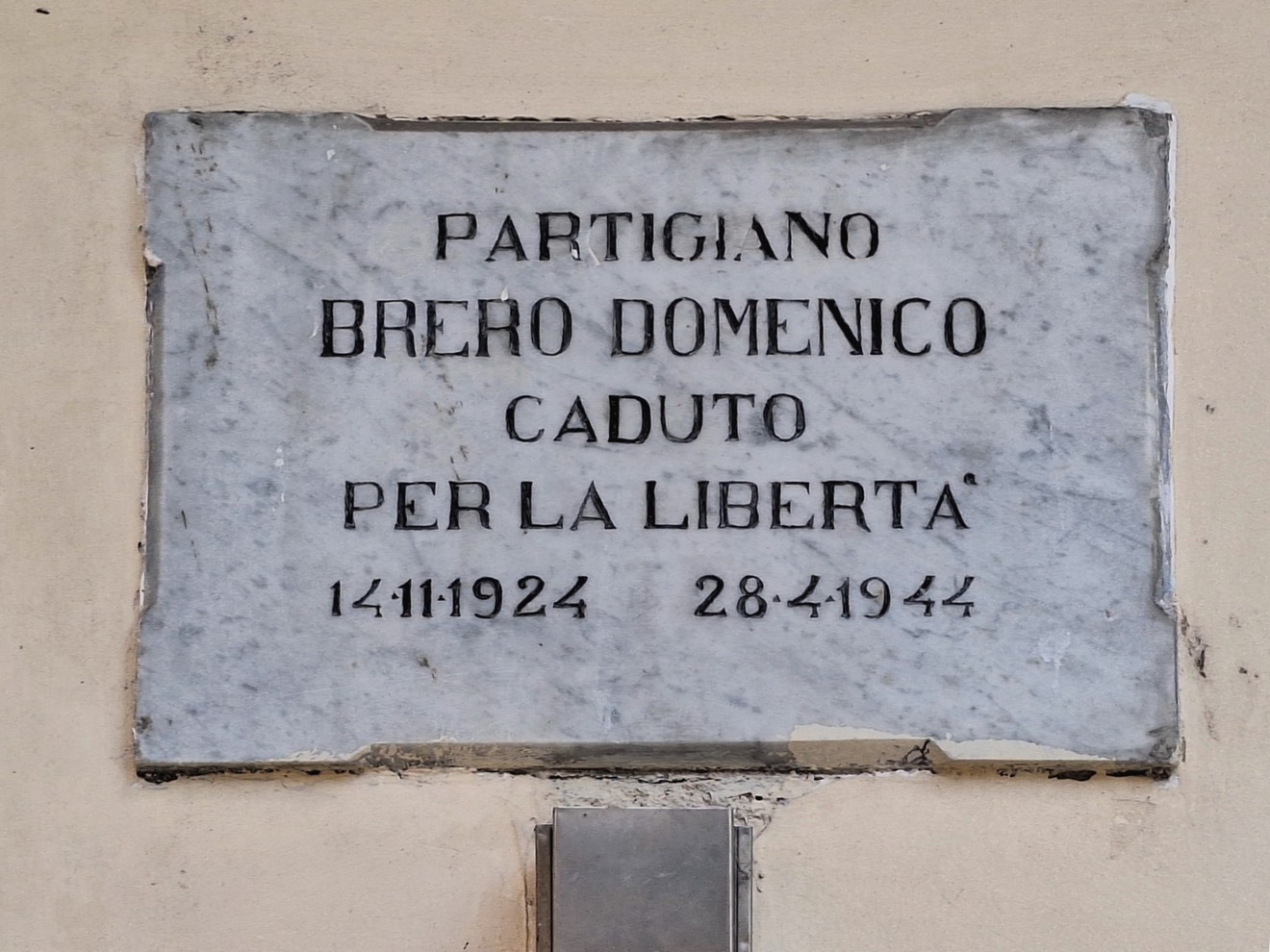 Lapide commemorativa di Brero Domenico, partigiano caduto per la libertà, con date incise.