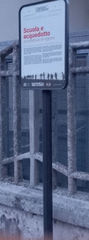 Targa commemorativa che illustra l'importanza storica della resistenza partigiana.