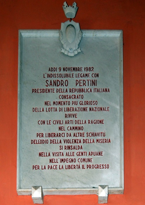 Lapidi commemorative al Palazzo Ducale, in ricordo di Sandro Pertini e della lotta per la libertà e la giustizia.