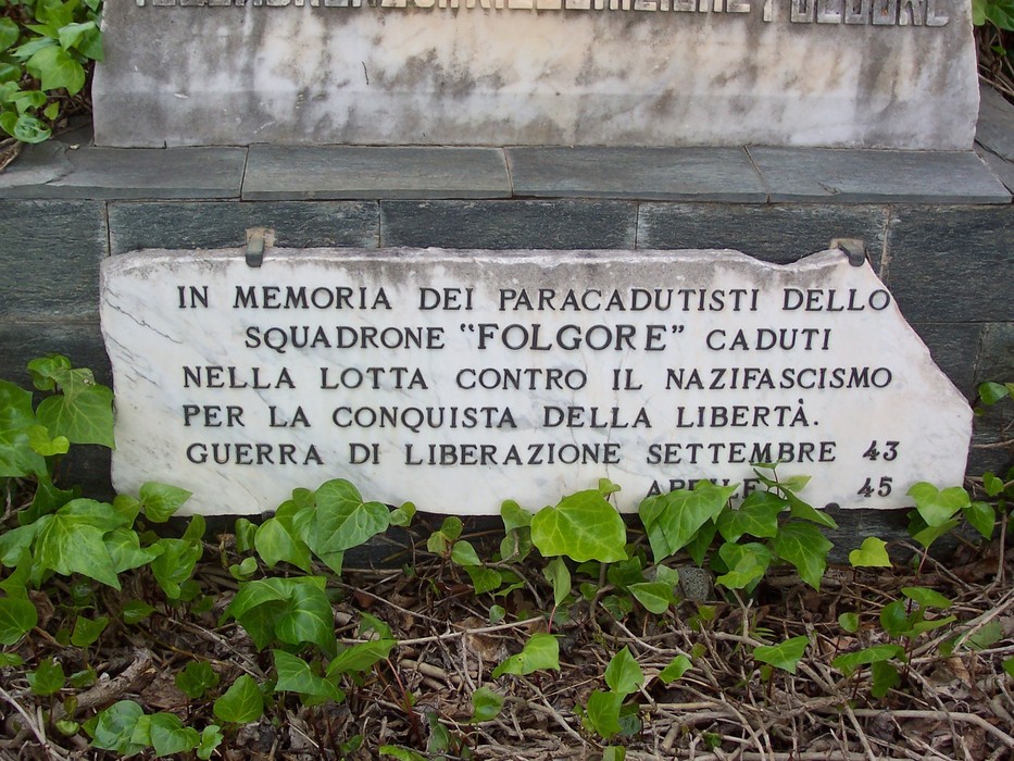 Monumento dedicato ai paracadutisti dello Squadrone "F", caduti nella lotta contro il nazifascismo.