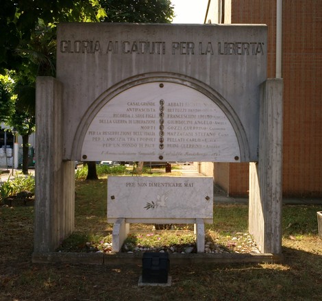 Monumento commemorativo dedicato ai caduti per la libertà, simbolo di onore e memoria storica.