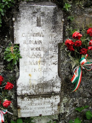 Lapide commemorativa per i prigionieri australiani, adornata di fiori e colori nazionali.
