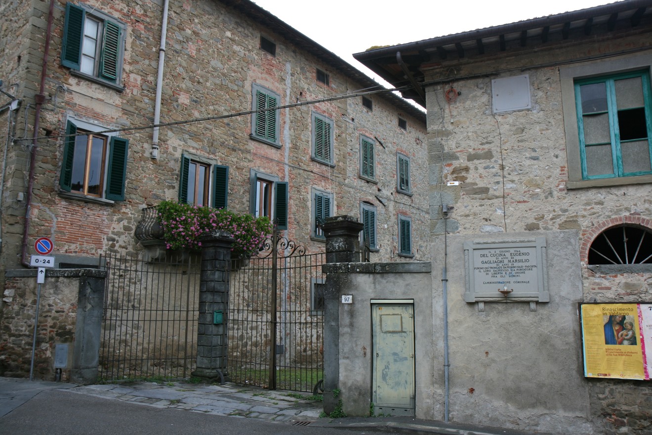 Lapide commemorativa dedicata a Del Cucina e Gagliaghi, situata in un contesto storico caratteristico.