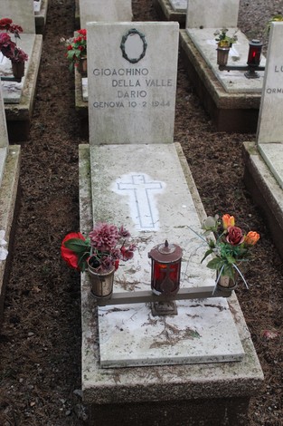 Tombe perpetue decorate con fiori e lanterne, dedicate ai caduti per la libertà.