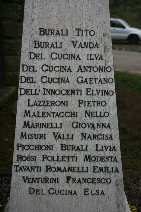 Cippo commemorativo dedicato alle vittime dell'eccidio di Cornia, con i nomi dei caduti incisi.