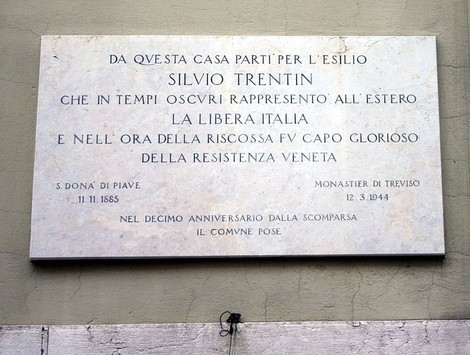 Lapide commemorativa che onora Silvio Trentin per il suo contributo alla Resistenza italiana.