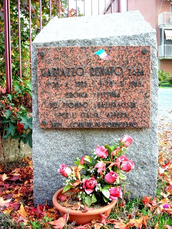 Cippo commemorativo a Gariazzo, dedicato alla memoria dei caduti. Fiori decorano la base della stele.