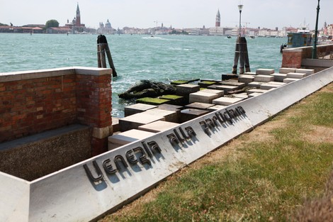 Monumento alla partigiana con vista sul Canal Grande e sfondo di Venezia. Atmosfera storica e evocativa.