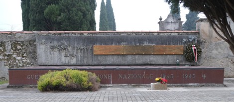 Monumento commemorativo ai partigiani, dedicato alla Resistenza italiana, con simboli di onore e memoria.