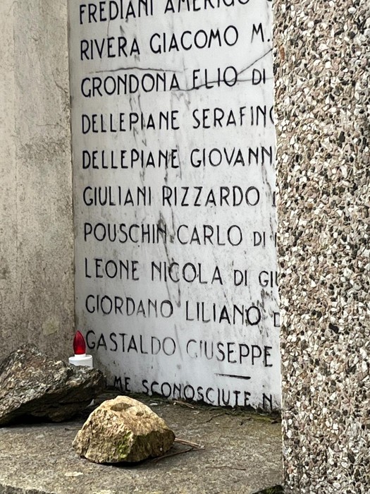 Sacrario ai Martiri di Passo Mezzano, memoriale dedicato ai caduti, con epigrafi commemorative incise.