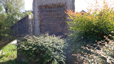 Monumento ai combattenti per la Libertà, circondato da vegetazione, testimonianza storica e commemorativa.