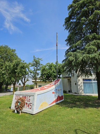 Monumento al XXV Aprile, dedicato alla commemorazione della Liberazione, immerso in un contesto verde e sereno.