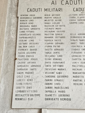Lapide commemorativa dedicata ai caduti della Seconda Guerra Mondiale, 1940-1945.